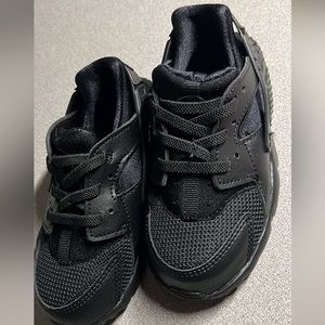 Toddler 9c Nike Huarache Run as is brand new never worn.